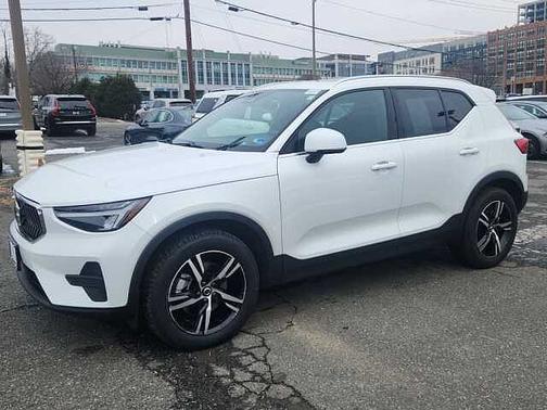 2025 Volvo XC40 Core