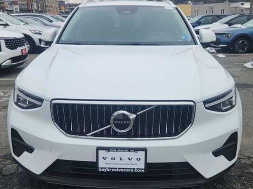 2025 Volvo XC40 Core