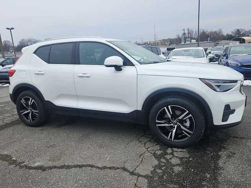 2025 Volvo XC40 Core