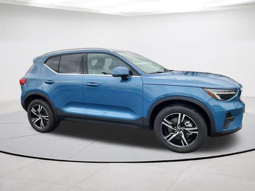 2025 Volvo XC40 B5 Core Bright Theme