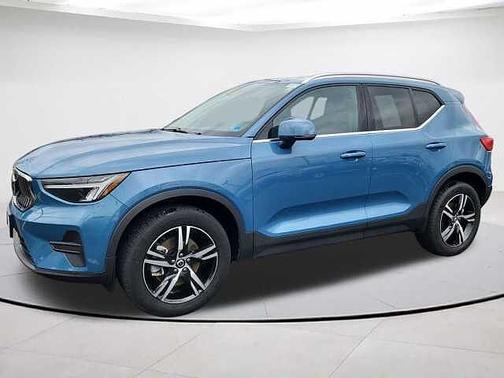 2025 Volvo XC40 Core