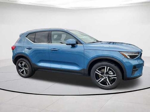 2025 Volvo XC40 Core