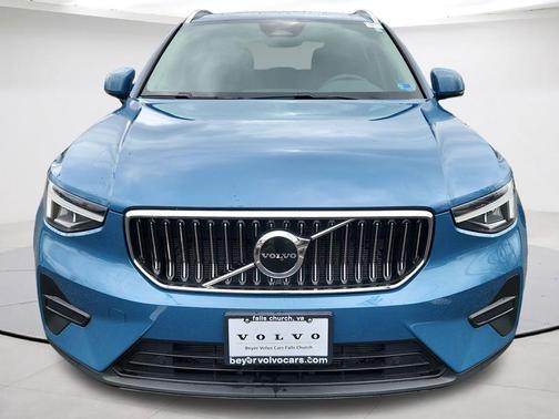 2025 Volvo XC40 B5 Core Bright Theme