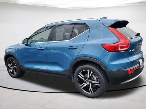 2025 Volvo XC40 B5 Core Bright Theme