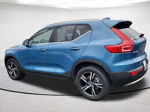 Fjord Blue Metallic 2025 Volvo XC40 B5 Core Bright Theme