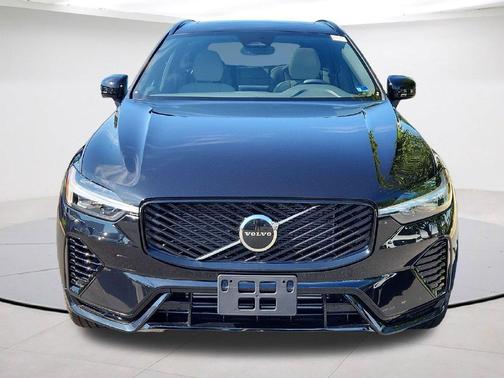 Onyx Black Metallic 2026 Volvo XC60 Plug-In Hybrid T8 Core