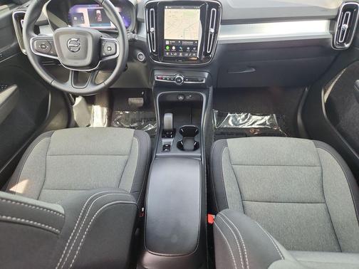 Crystal White Pearl 2025 Volvo XC40 B5 Core Bright Theme