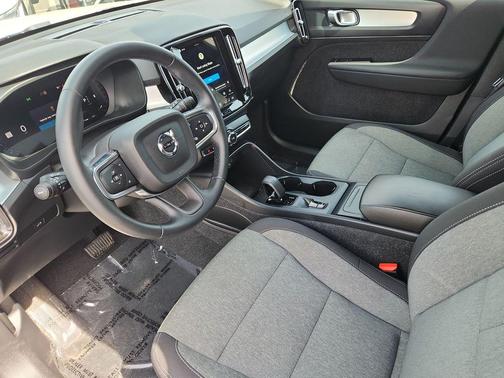 Crystal White Pearl 2025 Volvo XC40 B5 Core Bright Theme