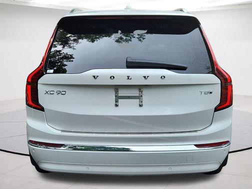 Crystal White Pearl 2026 Volvo XC90 Plug-In Hybrid T8 Plus 7-Seater