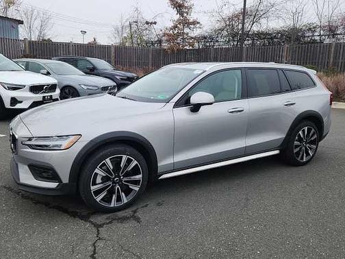 2023 Volvo V60 Cross Country Ultimate