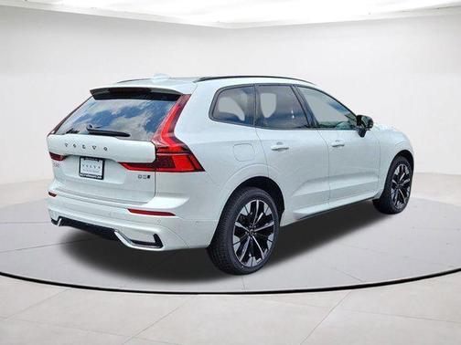 Crystal White 2026 Volvo XC60 B5 Ultra