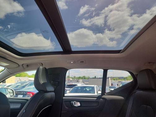 Crystal White Pearl 2025 Volvo XC40 B5 Core Bright Theme