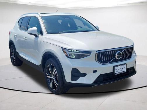 Crystal White Pearl 2025 Volvo XC40 B5 Core Bright Theme