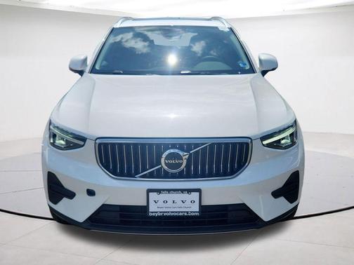 Crystal White Pearl 2025 Volvo XC40 B5 Core Bright Theme