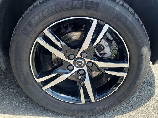 Crystal White Pearl 2025 Volvo XC40 B5 Core Bright Theme