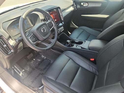 Crystal White Pearl 2025 Volvo XC40 B5 Core Bright Theme