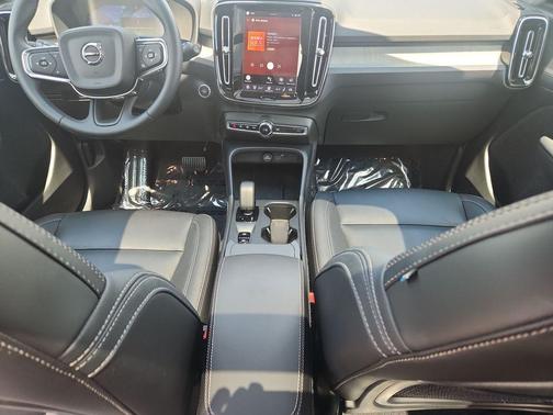 Crystal White Pearl 2025 Volvo XC40 B5 Core Bright Theme