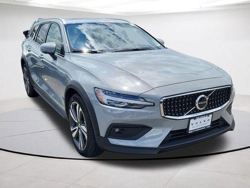 Metallic 2025 Volvo V60 Cross Country B5 Plus