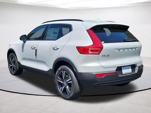 Crystal White 2026 Volvo XC40 B5 Core