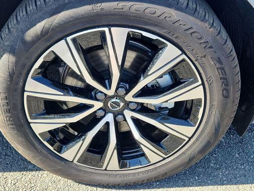 Metallic 2025 Volvo XC60 B5 Core