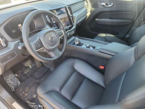 Metallic 2025 Volvo XC60 B5 Core