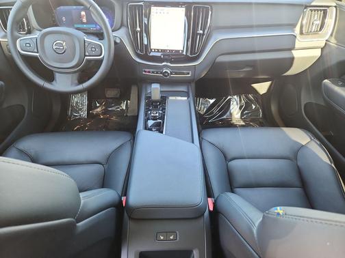Metallic 2025 Volvo XC60 B5 Core