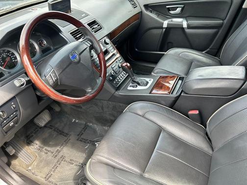 Silver Metallic 2010 Volvo XC90 V8