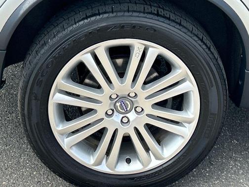 Silver Metallic 2010 Volvo XC90 V8