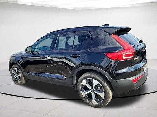 Onyx Black Metallic 2025 Volvo XC40 B5 Plus Dark Theme