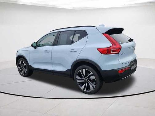 Cloud 9 White 2025 Volvo XC40 B5 Ultra Dark Theme