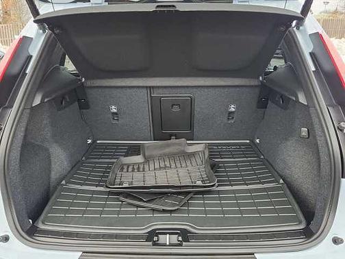 Cloud 9 White 2025 Volvo XC40 B5 Ultra Dark Theme