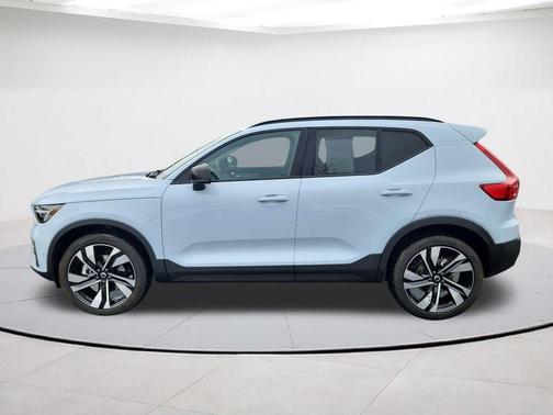 2025 Volvo XC40 B5 Ultra Dark Theme
