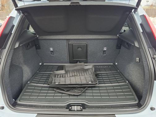 2025 Volvo XC40 B5 Ultra Dark Theme