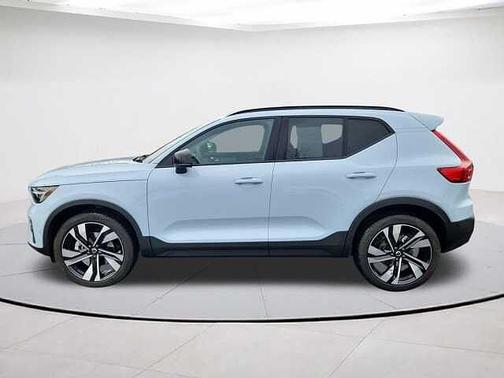 Cloud 9 White 2025 Volvo XC40 B5 Ultra Dark Theme