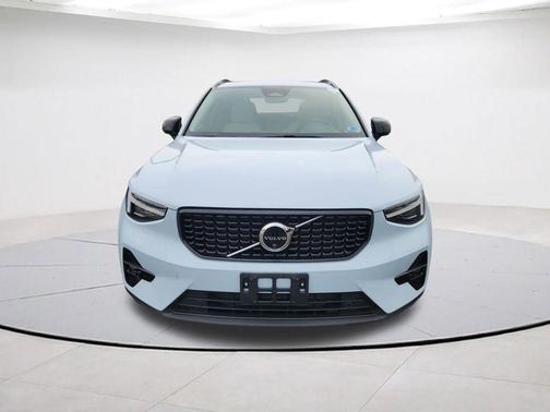 2025 Volvo XC40 B5 Ultra Dark Theme
