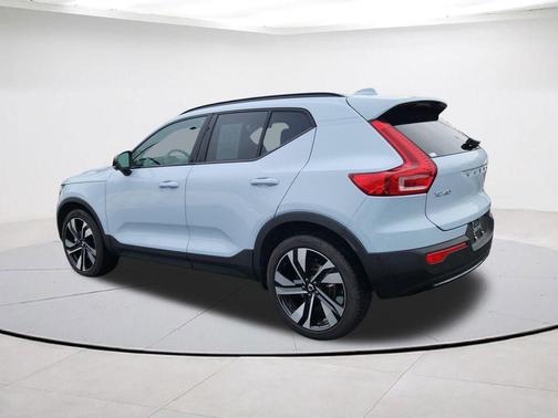 2025 Volvo XC40 B5 Ultra Dark Theme