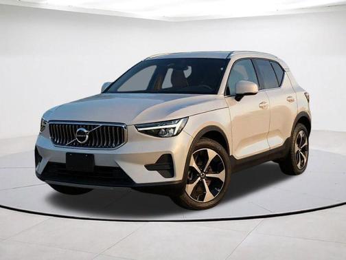 Crystal White Pearl 2025 Volvo XC40 B5 Plus Dark Theme