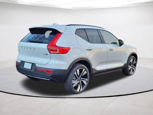 Crystal White Pearl 2025 Volvo XC40 B5 Plus Dark Theme