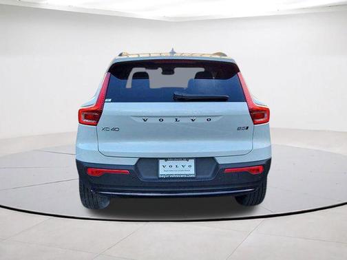 Crystal White Pearl 2025 Volvo XC40 B5 Plus Dark Theme