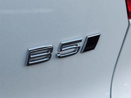 Crystal White Pearl 2025 Volvo XC40 B5 Plus Dark Theme
