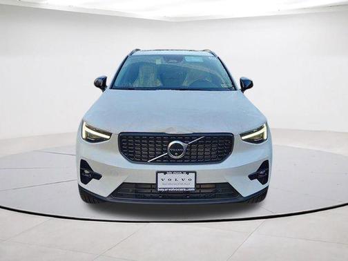 Crystal White Pearl 2025 Volvo XC40 B5 Plus Dark Theme