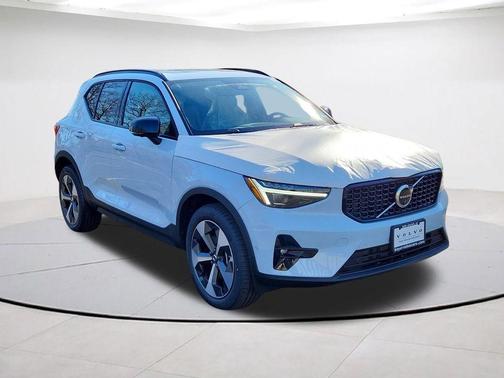 Cloud 9 White 2026 Volvo XC40 B5 Plus
