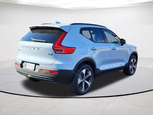 Cloud 9 White 2026 Volvo XC40 B5 Plus