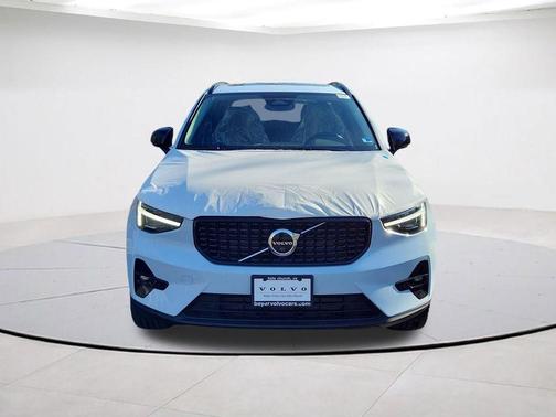 Cloud 9 White 2026 Volvo XC40 B5 Plus