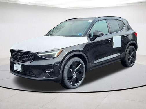 Ultra Black 2026 Volvo XC40 B5 Ultra Black Edition