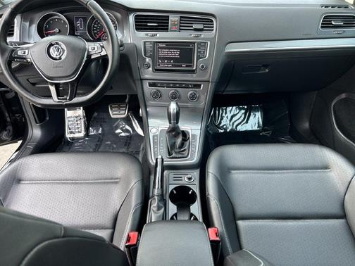 Deep Black Pearl Effect 2017 Volkswagen Golf Alltrack TSI SE
