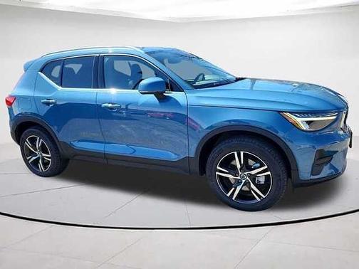 2025 Volvo XC40 Core