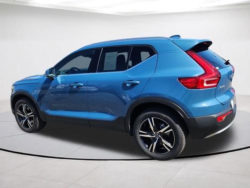 2025 Volvo XC40 B5 Core Bright Theme