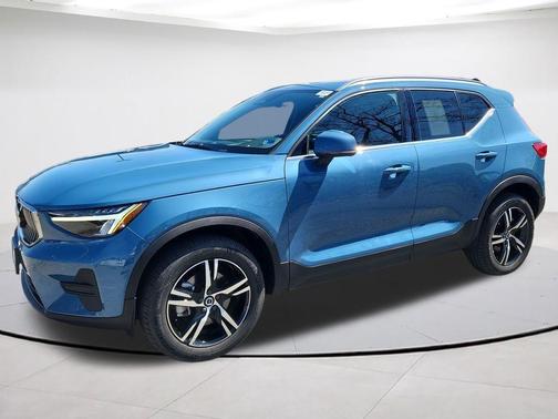 2025 Volvo XC40 B5 Core Bright Theme