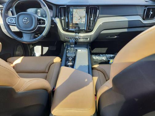 Crystal White Metallic 2018 Volvo XC60 T5 Inscription
